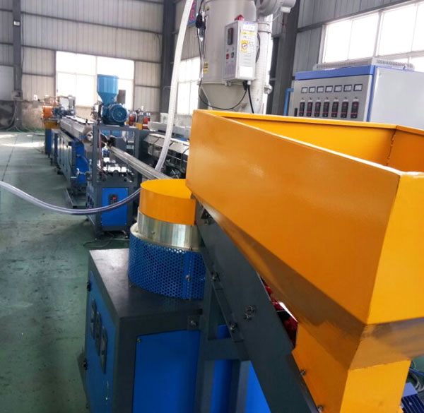 內鑲圓柱式（shì）滴灌管生產線