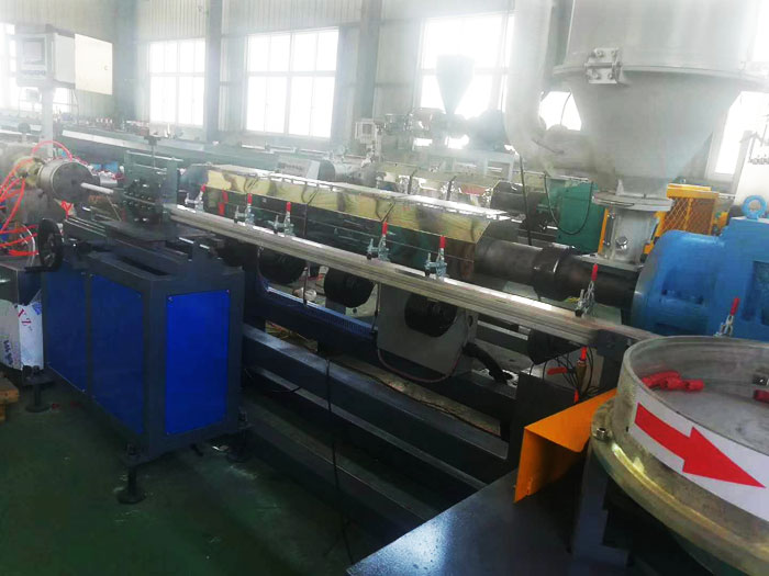 圓柱式滴灌（guàn）管生產線