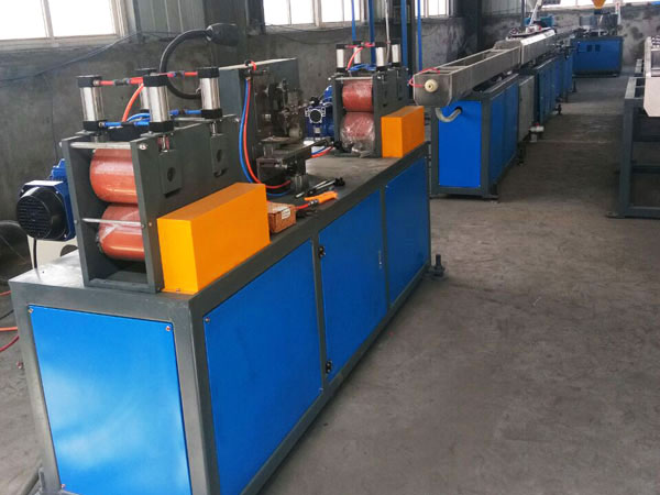 內鑲貼片式（shì）滴灌帶生產線