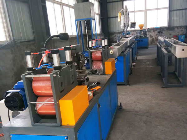 內鑲貼片式（shì）滴灌帶（dài）生（shēng）產線