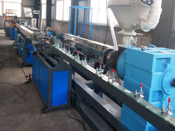 內鑲貼（tiē）片式滴灌帶生產線