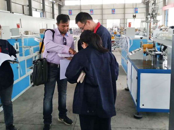 印度客戶來（lái）公司驗（yàn）收設備（bèi）