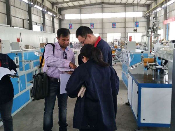 印（yìn）度客戶來公司驗收設備