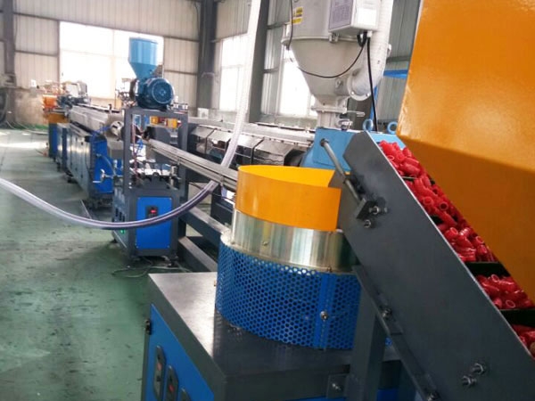 内镶（xiāng）圆柱式滴灌管生产线