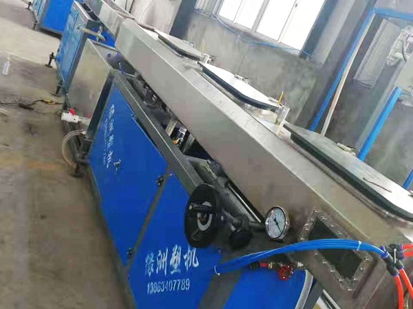 內鑲貼（tiē）片式滴灌帶生產線