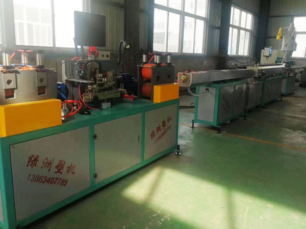 贴片（piàn）式（shì）滴（dī）灌带生产线